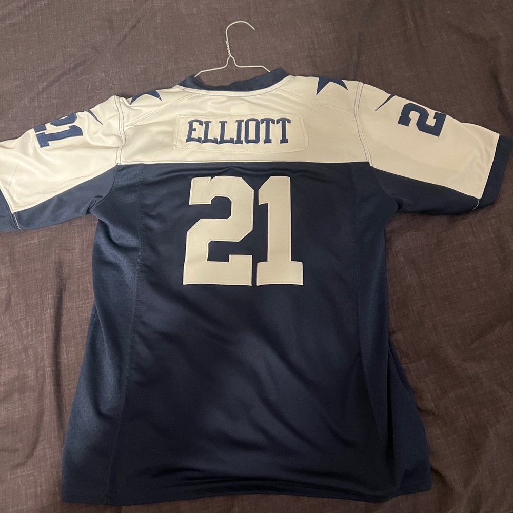 Men’s large Ezekiel Elliot Jersey. Practically brand new.
